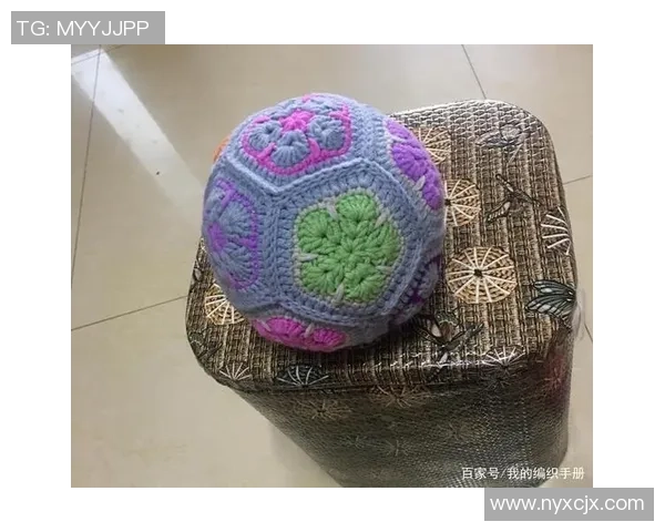 足球明星钩织艺术作品展现运动与创意的完美结合