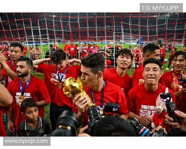 上海足球队状态引发热议球迷与专家观点交锋分析 上海足球队状态引发热议球迷与专家观点交锋分析