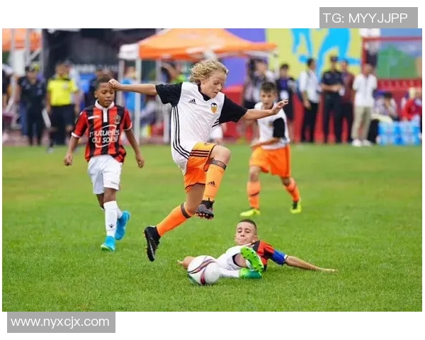 香港足球明星莅临芜湖展开友谊赛助力地方足球发展与青少年培养 香港足球明星莅临芜湖展开友谊赛助力地方足球发展与青少年培养